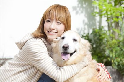 犬を抱いている女性